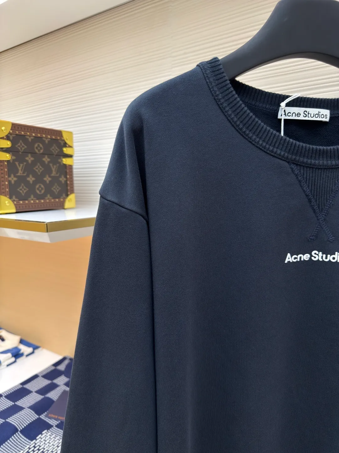 Acne Studios logo sweatshirt ●Authentic product: Purchased and developed for 3400 ●Item number: 1680046-A35 ●Fabric: Pure cotton fabric ●Technology: Positioned cutting machine ●Version: Loose version ●Weight: about 690 grams ●Size: S-M-L-XL ●Description: Customized 100% cotton Zhensoft reactive ink sweatshirt material, soft to the touch, comfortable and skin-friendly, dressed in pure white, a symbol of purity and elegance A triangle of heaven and earth is quietly painted on the chest. The iconic Acne Studios seal logo embellishes the front to increase brand recognition. It outlines a high-end silhouette with extreme simplicity and becomes the smart focus of vision. It shows taste in a silent place and uses glue printing. Use glue liquid paint to print patterns on fabrics. Bake the fabric to fix the printed pattern. The overall wiring is straight and delicate, the fabric is comfortable and soft, and the color is consistent without color difference. It can be matched with the same style to create a fashionable look and control various occasions. Customized accessories, complete with three standards, same style for men and women!
